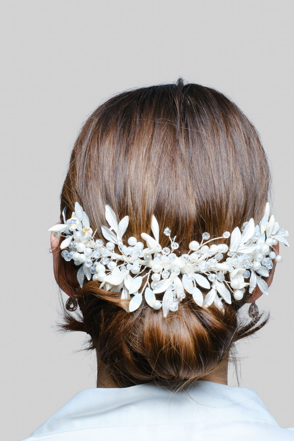 Tocado en cristales ojo de caballo ópalo, cristales y hojas en aleación blanca