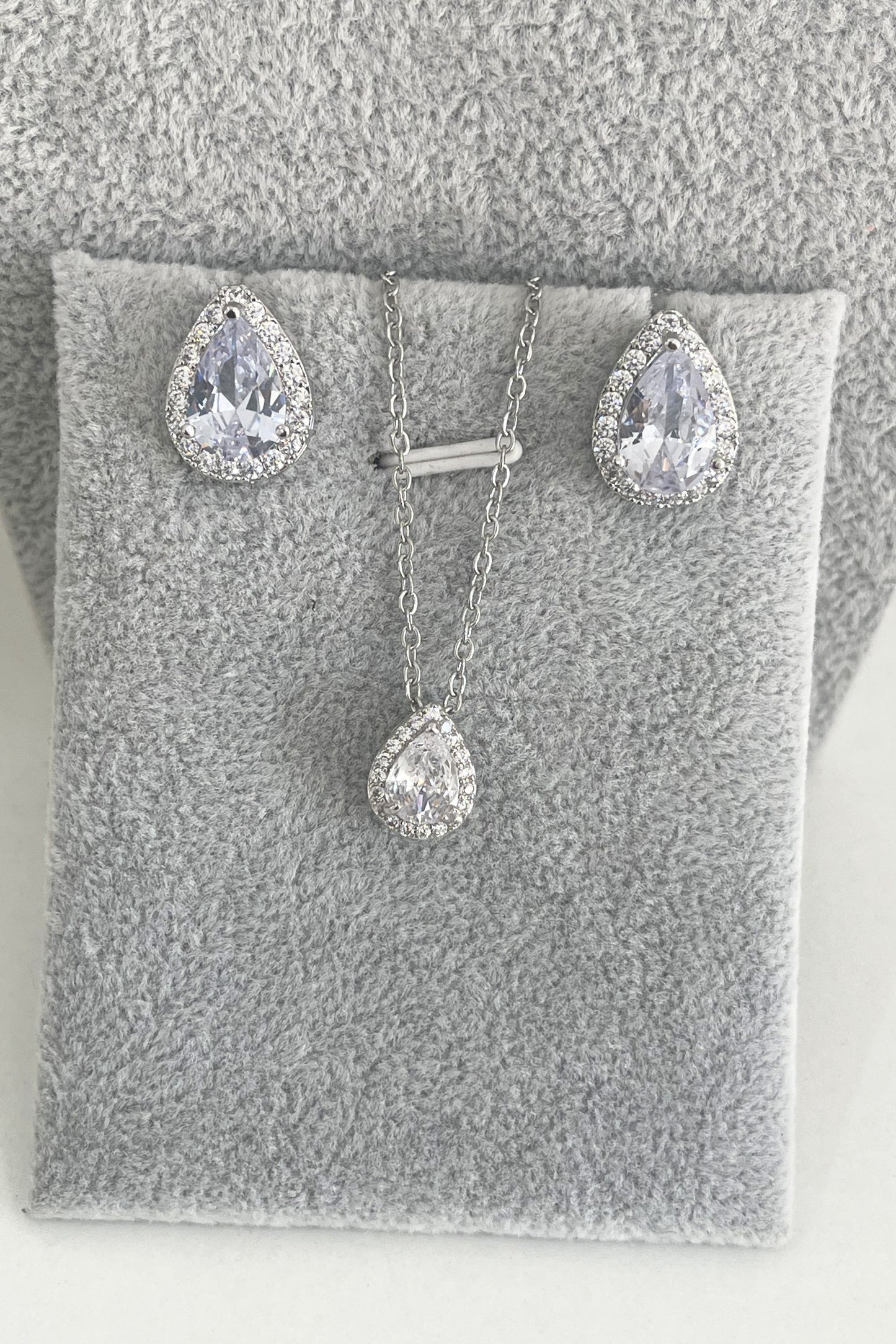 Set de Aretes Arantxa y Collar Silvia