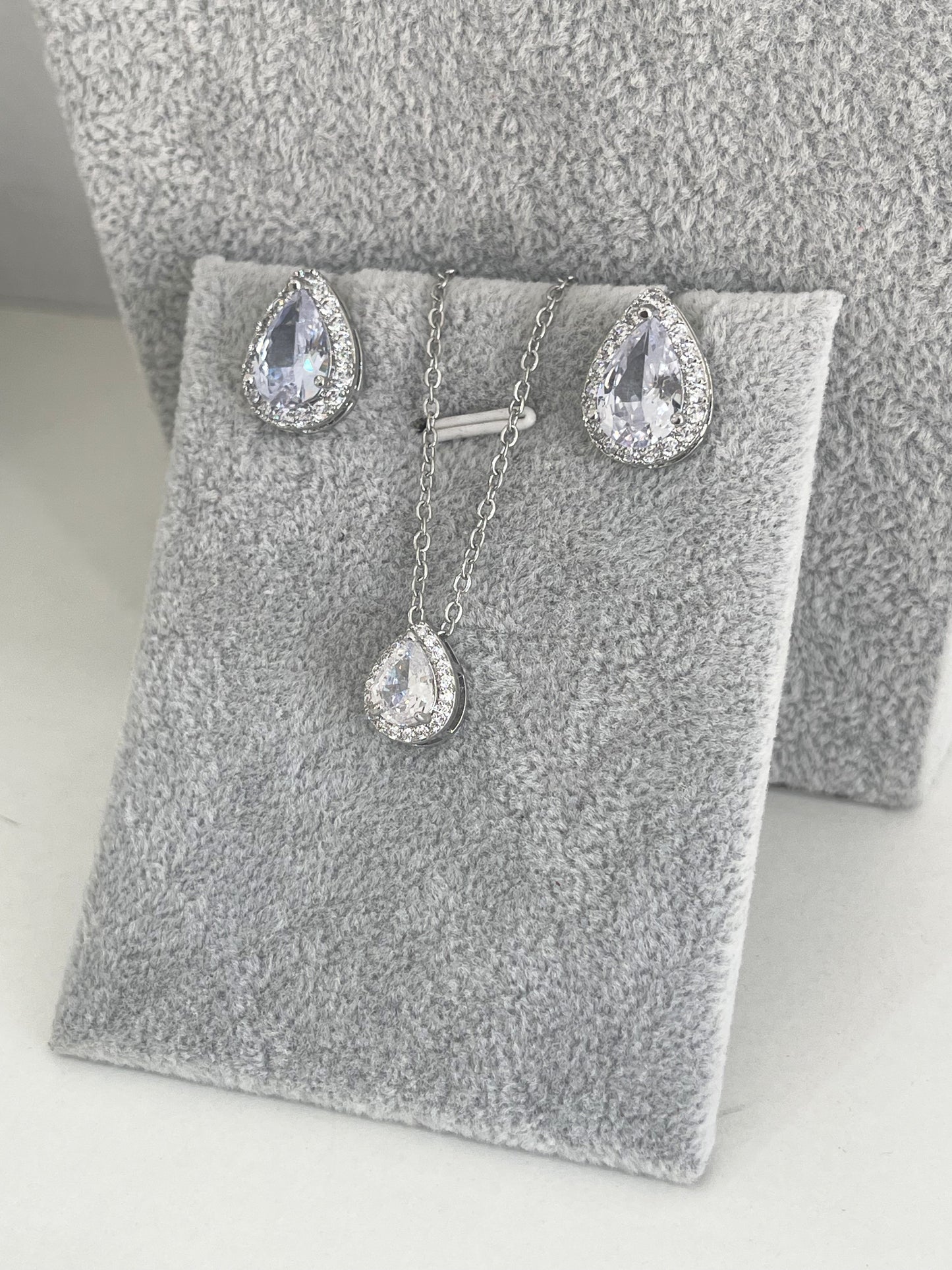 Set de Aretes Arantxa y Collar Silvia