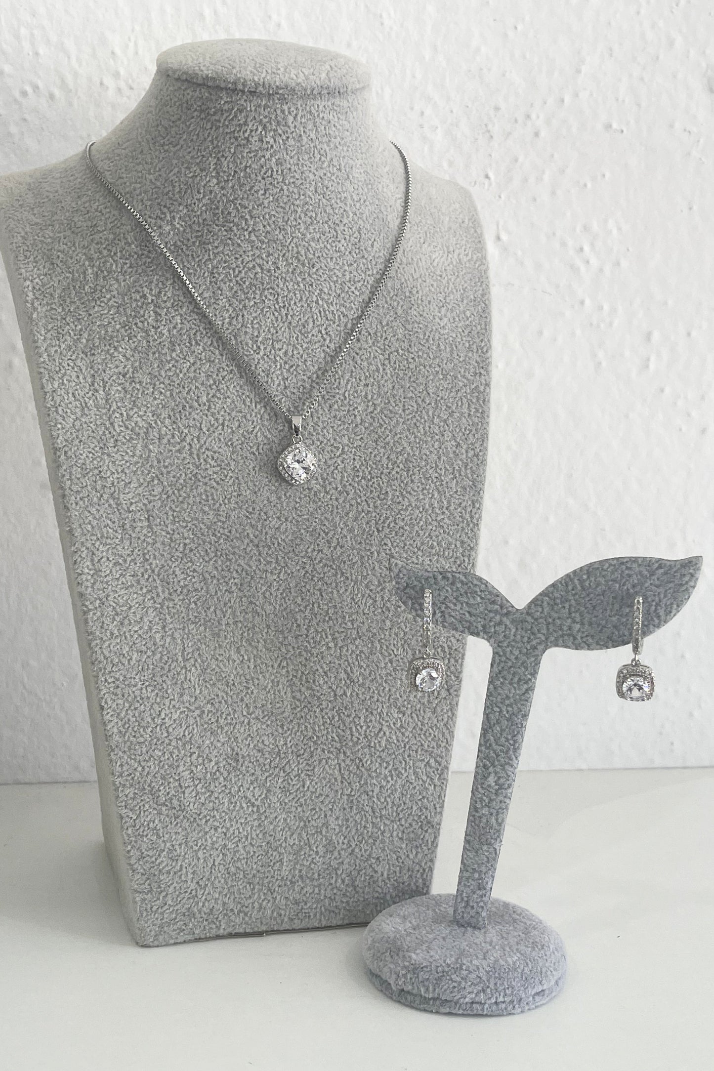 Set de Aretes Maria y Collar Elvira