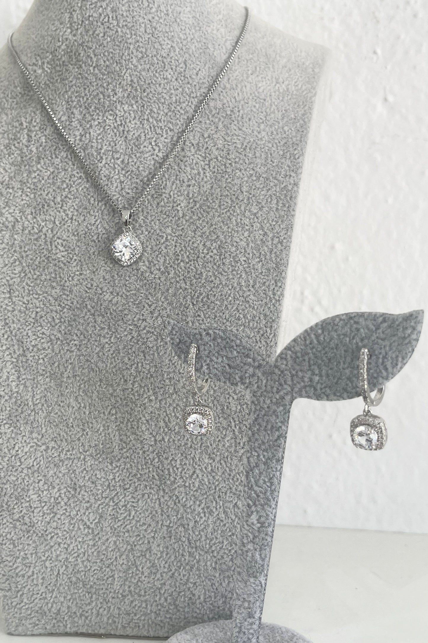 Set de Aretes Maria y Collar Elvira