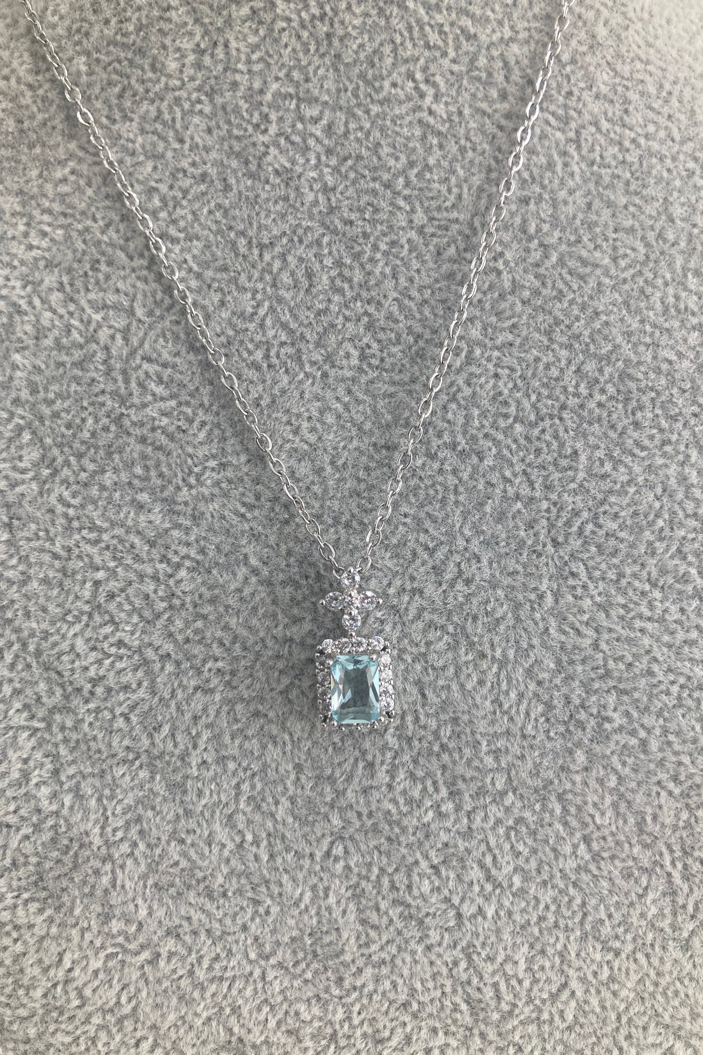 Set de Aretes Alicia y Collar Daniela