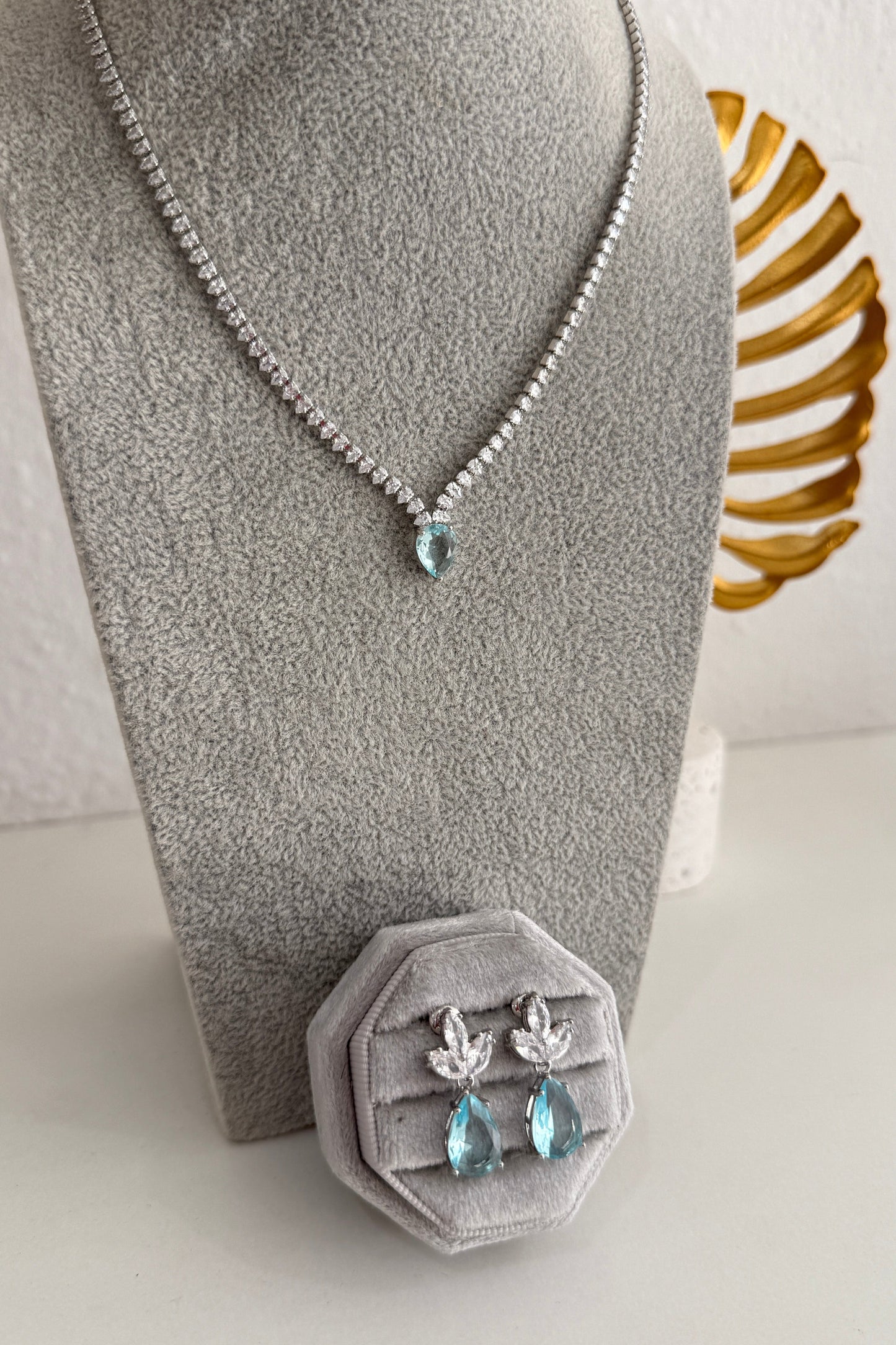 Set de Aretes Elia y Collar Delia