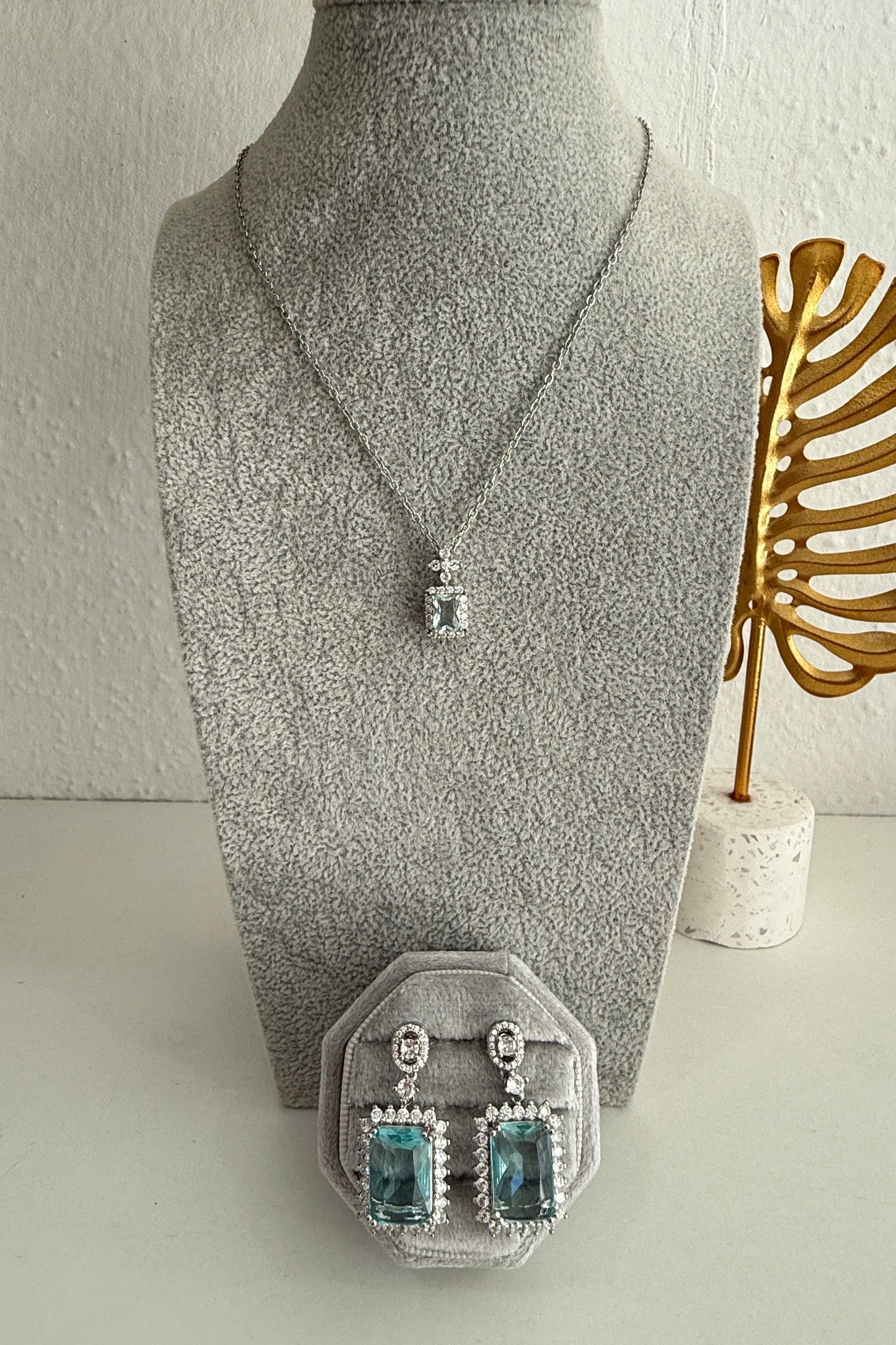 Set de Aretes Alicia y Collar Daniela