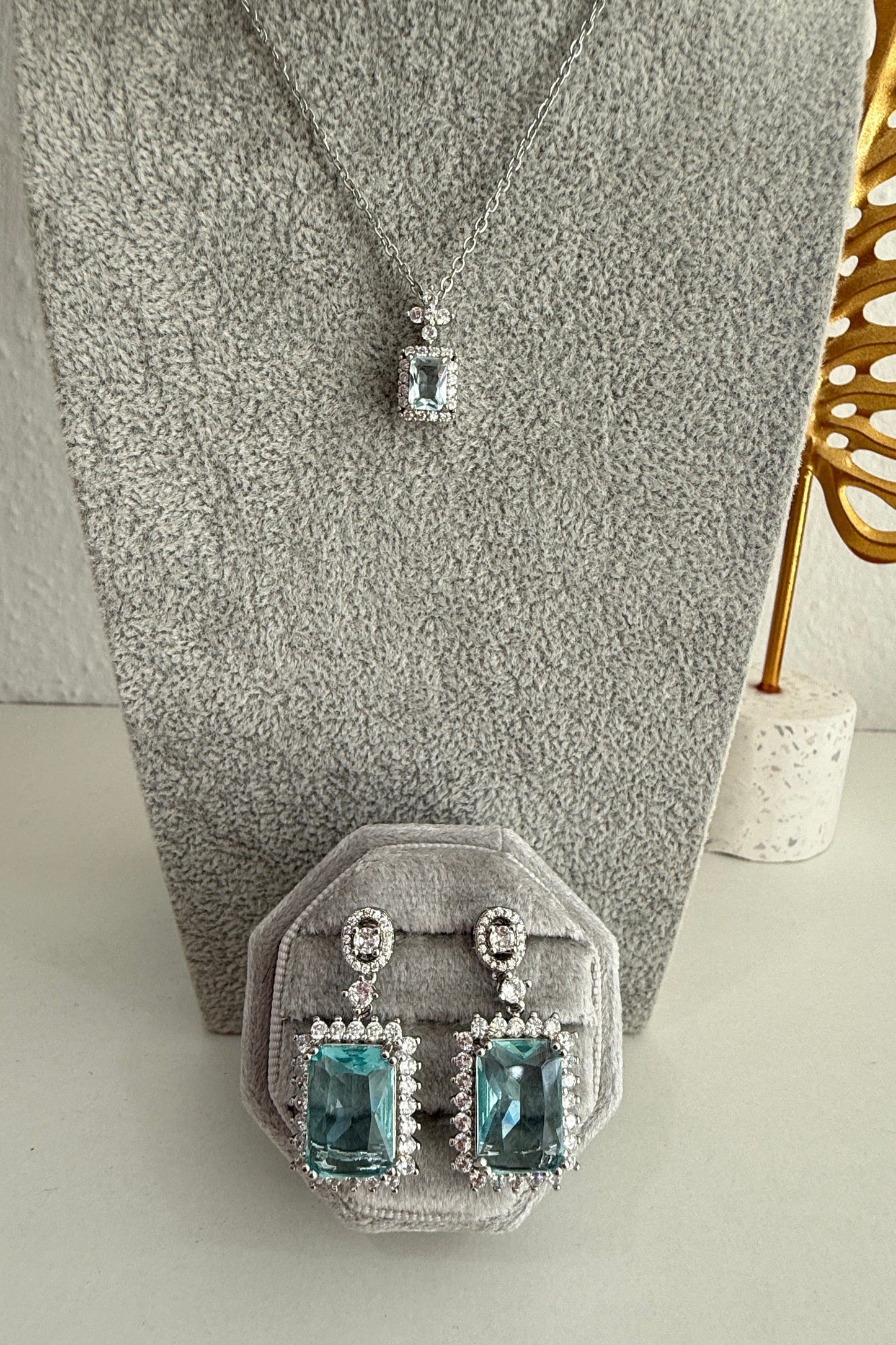 Set de Aretes Alicia y Collar Daniela