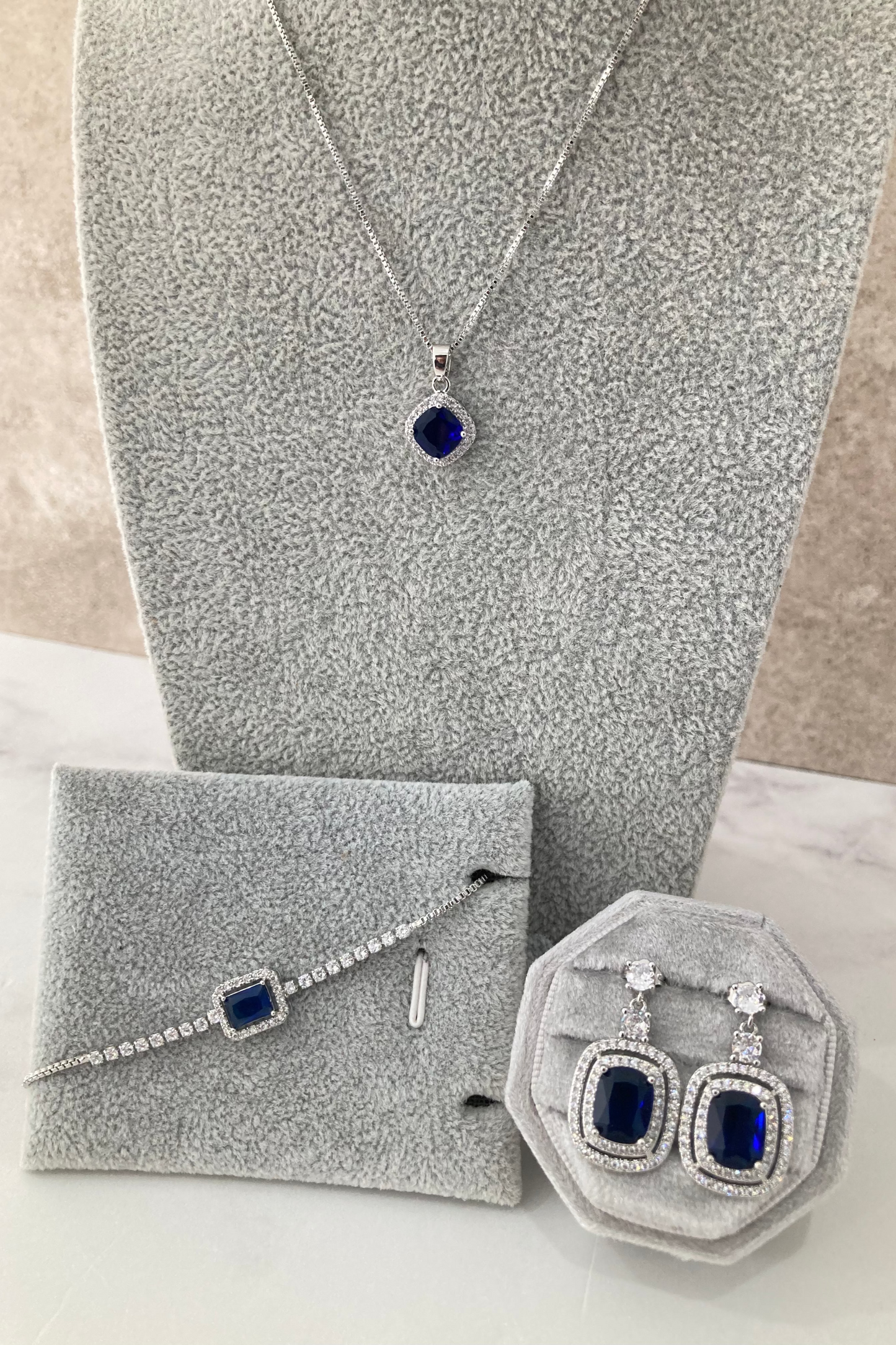 Set de Aretes Ruth Collar Elvira y Pulsera Mariana