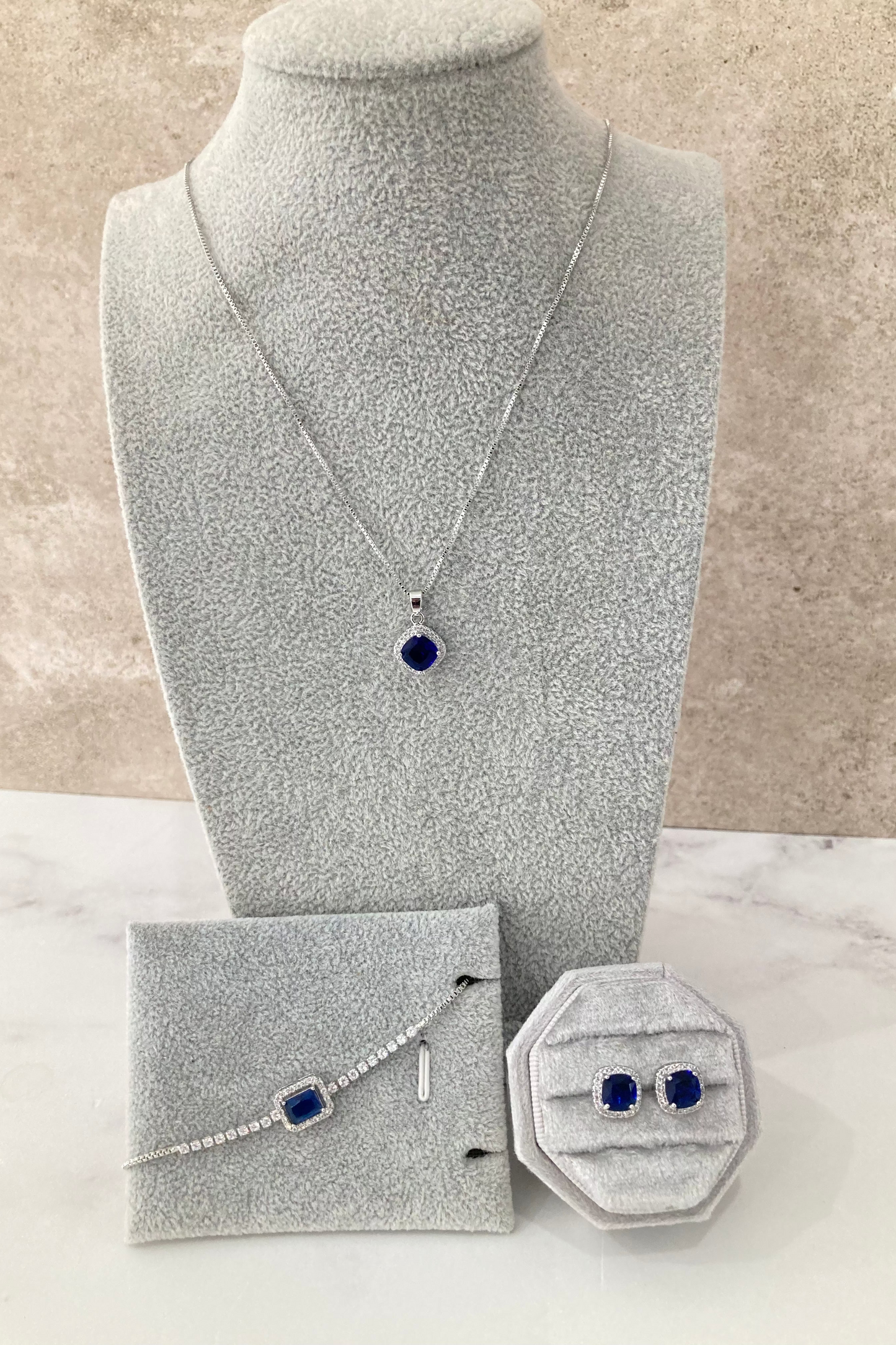 Set de Aretes Eloise Collar Elvira Pulsera Mariana