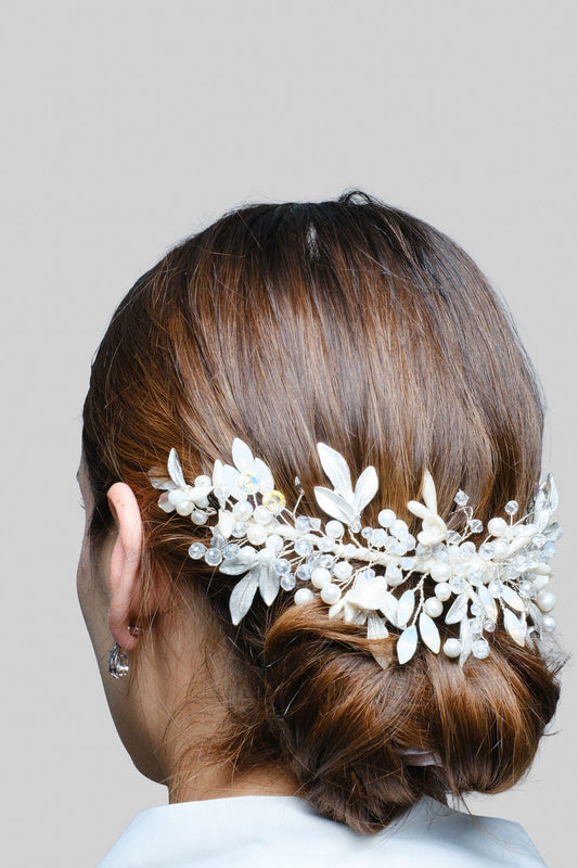 Tocado en cristales ojo de caballo ópalo, cristales y hojas en aleación blanca